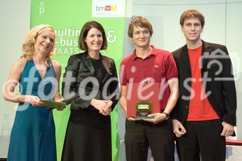 (C) fotodienst/Anna Rauchenberger -  Wien, am 28.09.2009 - Heute wurde im Rahmen einer Gala in der Wirtschaftskammer Österreich der Staatspreis für Multimedia und e-Business verliehen. FOTO: Anitra Eggler, Geschäftsführerin Mamma Media, Dr. Henrietta Egerth, Geschäftsführerin FFG, Preisträger der FH Hagenberg mit dem Projekt 'CRISTAL': Innovationspreis - IKT Innoation für den Aufschwung