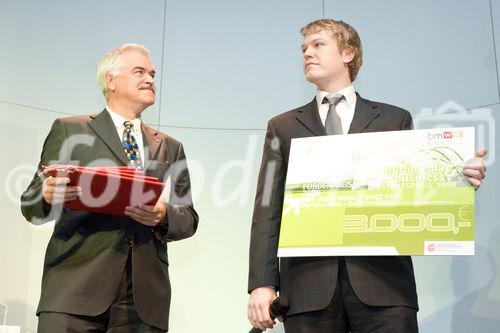 (C) fotodienst/Anna Rauchenberger -  Wien, am 28.09.2009 - Heute wurde im Rahmen einer Gala in der Wirtschaftskammer Österreich der Staatspreis für Multimedia und e-Business verliehen. FOTO: Univ. Prof. Dr. Gerald Futschek, Präsident, Österreichische Computer Gesellschaft überreicht dem Preisträger (re) They Shoot Music - Don?t They  mit dem Projekt 'They Shoot Music - Don?t They' den Förderpreis Talent trifft Markt