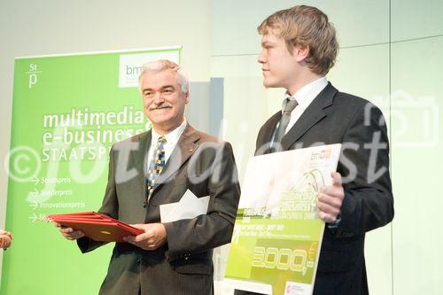 (C) fotodienst/Anna Rauchenberger -  Wien, am 28.09.2009 - Heute wurde im Rahmen einer Gala in der Wirtschaftskammer Österreich der Staatspreis für Multimedia und e-Business verliehen. FOTO: Univ. Prof. Dr. Gerald Futschek, Präsident, Österreichische Computer Gesellschaft überreicht dem Preisträger (re) They Shoot Music - Don?t They  mit dem Projekt 'They Shoot Music - Don?t They' den Förderpreis Talent trifft Markt