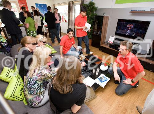 (c) fotodienst / Anna Rauchenberger - Wien, am 10.05.2010 -  Media Markt feiert 2010 sein 20-jähriges Jubiläum. Aus diesem Anlass präsentiert Media Markt das Media Markt Mulitmedia-Haus, das von Wien ausgehend auf Tour durch ganz Österreich geht und am Ende verlost wird. In dem komplett eingerichteten Einfamilienhaus führt Media Markt die neuesten Trends des digitalen und multimedialen Zeitalters vor. Bei der heutigen Eröffnung wurde auch die Karmasin-Studie präsentiert: Wohnen am neuesten Stand der Technik wird den Österreichern zunehmend wichtiger. FOTO: Führung durchs Media Markt Multimedia-Haus