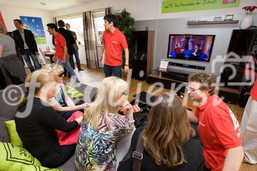 (c) fotodienst / Anna Rauchenberger - Wien, am 10.05.2010 -  Media Markt feiert 2010 sein 20-jähriges Jubiläum. Aus diesem Anlass präsentiert Media Markt das Media Markt Mulitmedia-Haus, das von Wien ausgehend auf Tour durch ganz Österreich geht und am Ende verlost wird. In dem komplett eingerichteten Einfamilienhaus führt Media Markt die neuesten Trends des digitalen und multimedialen Zeitalters vor. Bei der heutigen Eröffnung wurde auch die Karmasin-Studie präsentiert: Wohnen am neuesten Stand der Technik wird den Österreichern zunehmend wichtiger. FOTO: Führung durchs Media Markt Multimedia-Haus