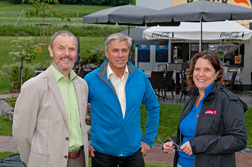 Das Sommerradio von ORF Tirol machte am 8. Juli Station  im Pitztal. Der Chef des Familotel Kinderhotel Sailer, Stefan Sailer, konnte neben ORF-Radiomoderator Thomas Arbeiter den Wennser Bürgermeister Walter Schöpf und den Chef der Hochzeiger Bergbahnen, Hansjörg Wohlfarter, begrüßen. Star des Tages war ÖSV-Kombinieren Mario Stecher, der zu einer Autogrammstunde geladen war. Informationen zum Pitz Park in Wenns unter http://www.pitzpark.eu und http://www.sailer.eu Mit dabei waren auch die Verantwortlichen vom TVB Pitztal und Naturpark Kaunergrat.
Die Sendung wurde in Radio Tirol von 12.00 bis 15.00 Uhr ausgestrahlt. 

Der Pitz-Park ist eine wundervolle Erlebniswelt direkt beim Kinderhotel Sailer. „Alles ist bei uns auf Familien mit Kinder abgestimmt. Egal ob Sonne oder Regen,“ so Stefan Sailer über die große Anlage, die auch die größte Indoor-Spielhalle der gesamten Urlaubsregion umfasst. Spiel und Spaß für Kinder mit Erlebnishighlights wie Riesen-Hüpfburgen, Rutschen, Trampolinanlagen und einigen weiteren Highlights und zusammen mit drei Kegelbahnen. Im Außenbereich des Pitz-Park, erwarten Groß und Klein ein großer Naturschwimmteich für Erwachsene und ein Kinder-Badeteich mit gesamt 1.050m2 Wasserfläche. Der Pitz-Park ist täglich bei jedem Wetter von 10.00 bis 24.00 Uhr geöffnet. Tel. +43/5414/87774 info@pitzpark.eu 