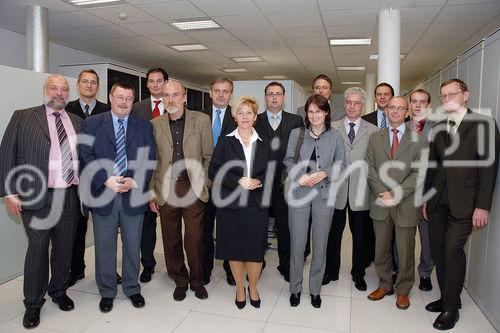 Meeting und Führung durch das Rechenzentrum. 
Foto v.li: Werner Straubinger (GF amsbg); Walter Brandstätter (GF Fujitsu Siemens); Thomas Michlik (AMS); 
Nicolas Veltzé (Key Account Manager Oracle); Johann Pinisch (GF amsbg); Eduard Drexler (Business Development Sphinx); DI Ingrid Kriegl (GF Sphinx); Thomas Möslinger (Account Manager Fujitsu Siemens); 
Monika Grafenauer (amsbg); Thomas Barwinek (Country Manager Austria; EMC); Wolfgang Rohringer (amsbg); Werner Bachler (Account Executive EMC); Gerald Moser (Business Development Account Manager amsbg); Markus Draschitz (amsbg); Günter Pernkopf (amsbg) 
©fotodienst/Nadine Bargad