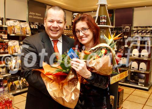 Preisübergabe an die Gewinnerin Frau Ilse Maria Wakonig. Im Bild v.l. Luciano Weingartner, Gewinnerin Ilse Maria Wakonig 