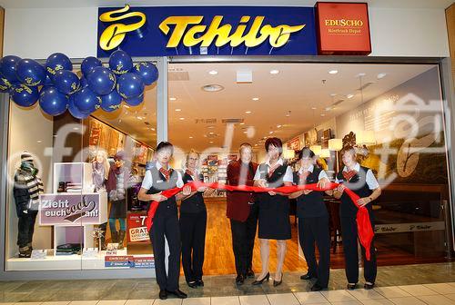 Neueröffnung Eduscho/Tschibo im EKZ Südpark, Klagenfurt. Im Bild Gebietsverkaufsleiter Luciano Weingartner, Filialleiterin Gudrun Zikulnig und Mitarbeiter.
