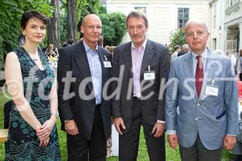 (c) fotodienst / Anna Rauchenberger - Wien, am 10.06.2010 -  Der Verlag Lexis Nexis lud heute ins Palais Schönborn in der Laudongasse zum Sommerfest. Nach kurzer Begrüßung konnten sich die rund 300 Gäste im Garten bei Erfrischungen und Snacks stärken. FOTO v.l.: Gerit Kandutsch, Verlagsleiterin Lexis Nexis,  Peter Davies, GF Lexis Nexis, Dekan Heinz Mayer, Dekan der Rechtswissenschaftlichen Fakultät, Clemens Jabloner, Präsident des österreichischen Verwaltungsgerichtshofes