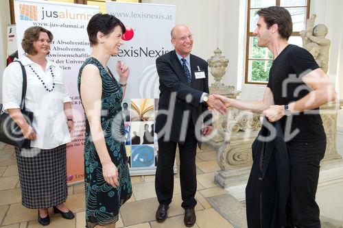 (c) fotodienst / Anna Rauchenberger - Wien, am 10.06.2010 -  Der Verlag Lexis Nexis lud heute ins Palais Schönborn in der Laudongasse zum Sommerfest. Nach kurzer Begrüßung konnten sich die rund 300 Gäste im Garten bei Erfrischungen und Snacks stärken.