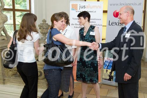 (c) fotodienst / Anna Rauchenberger - Wien, am 10.06.2010 -  Der Verlag Lexis Nexis lud heute ins Palais Schönborn in der Laudongasse zum Sommerfest. Nach kurzer Begrüßung konnten sich die rund 300 Gäste im Garten bei Erfrischungen und Snacks stärken.