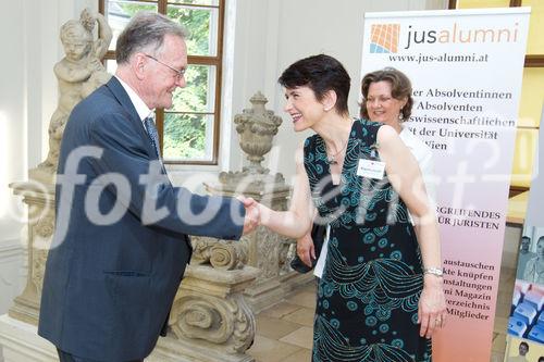 (c) fotodienst / Anna Rauchenberger - Wien, am 10.06.2010 -  Der Verlag Lexis Nexis lud heute ins Palais Schönborn in der Laudongasse zum Sommerfest. Nach kurzer Begrüßung konnten sich die rund 300 Gäste im Garten bei Erfrischungen und Snacks stärken.