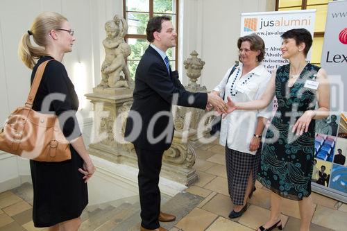 (c) fotodienst / Anna Rauchenberger - Wien, am 10.06.2010 -  Der Verlag Lexis Nexis lud heute ins Palais Schönborn in der Laudongasse zum Sommerfest. Nach kurzer Begrüßung konnten sich die rund 300 Gäste im Garten bei Erfrischungen und Snacks stärken.