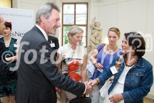 (c) fotodienst / Anna Rauchenberger - Wien, am 10.06.2010 -  Der Verlag Lexis Nexis lud heute ins Palais Schönborn in der Laudongasse zum Sommerfest. Nach kurzer Begrüßung konnten sich die rund 300 Gäste im Garten bei Erfrischungen und Snacks stärken.