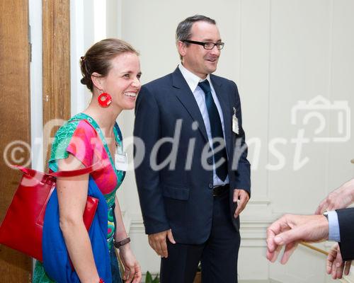 (c) fotodienst / Anna Rauchenberger - Wien, am 10.06.2010 -  Der Verlag Lexis Nexis lud heute ins Palais Schönborn in der Laudongasse zum Sommerfest. Nach kurzer Begrüßung konnten sich die rund 300 Gäste im Garten bei Erfrischungen und Snacks stärken.