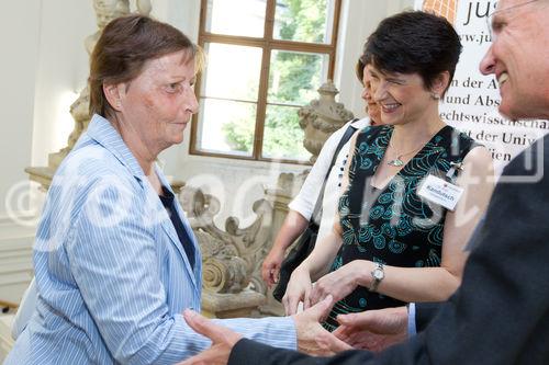 (c) fotodienst / Anna Rauchenberger - Wien, am 10.06.2010 -  Der Verlag Lexis Nexis lud heute ins Palais Schönborn in der Laudongasse zum Sommerfest. Nach kurzer Begrüßung konnten sich die rund 300 Gäste im Garten bei Erfrischungen und Snacks stärken.