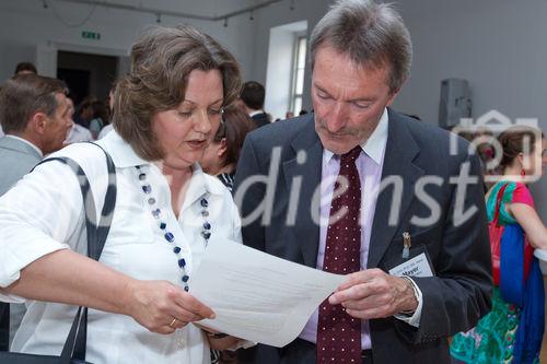 (c) fotodienst / Anna Rauchenberger - Wien, am 10.06.2010 -  Der Verlag Lexis Nexis lud heute ins Palais Schönborn in der Laudongasse zum Sommerfest. Nach kurzer Begrüßung konnten sich die rund 300 Gäste im Garten bei Erfrischungen und Snacks stärken.