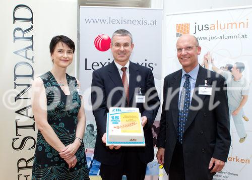 (c) fotodienst / Anna Rauchenberger - Wien, am 10.06.2010 -  Der Verlag Lexis Nexis lud heute ins Palais Schönborn in der Laudongasse zum Sommerfest. Nach kurzer Begrüßung konnten sich die rund 300 Gäste im Garten bei Erfrischungen und Snacks stärken. FOTO:  Gerit Kandutsch, Verlagsleiterin Lexis Nexis und Peter Davies, GF Lexis Nexis (links) überreichen Andreas Konecny, Institut für ZVR (Mitte) eine Torte