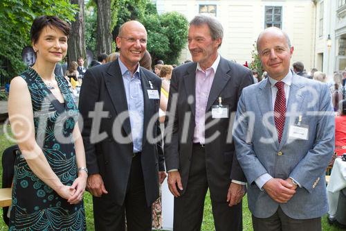 (c) fotodienst / Anna Rauchenberger - Wien, am 10.06.2010 -  Der Verlag Lexis Nexis lud heute ins Palais Schönborn in der Laudongasse zum Sommerfest. Nach kurzer Begrüßung konnten sich die rund 300 Gäste im Garten bei Erfrischungen und Snacks stärken. FOTO v.l.: Gerit Kandutsch, Verlagsleiterin Lexis Nexis,  Peter Davies, GF Lexis Nexis, Dekan Heinz Mayer, Dekan der Rechtswissenschaftlichen Fakultät, Clemens Jabloner, Präsident des österreichischen Verwaltungsgerichtshofes