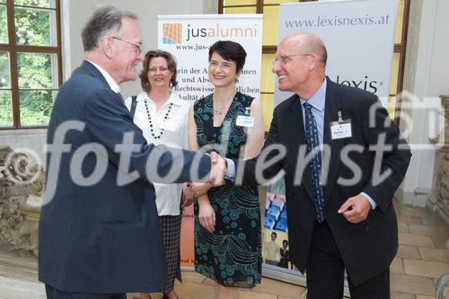 (c) fotodienst / Anna Rauchenberger - Wien, am 10.06.2010 -  Der Verlag Lexis Nexis lud heute ins Palais Schönborn in der Laudongasse zum Sommerfest. Nach kurzer Begrüßung konnten sich die rund 300 Gäste im Garten bei Erfrischungen und Snacks stärken.