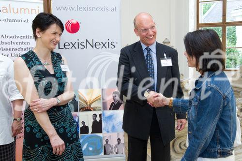 (c) fotodienst / Anna Rauchenberger - Wien, am 10.06.2010 -  Der Verlag Lexis Nexis lud heute ins Palais Schönborn in der Laudongasse zum Sommerfest. Nach kurzer Begrüßung konnten sich die rund 300 Gäste im Garten bei Erfrischungen und Snacks stärken.