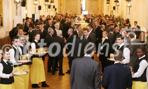 (C) fotodienst/Anna Rauchenberger - Wien, 12.3.2009 - Raiffeisen Informatik widmet sich auf der MEET iT 09 dem Thema 'Omnipräsenz der IT' und blickt auf 40 Jahre Erfahrung zurück.  Es wurden Zukunftsthemen der IT-Branche aus verschiedensten Richtungen beleuchtet. FOTO: Großes Interesse auf der MEET iT 09