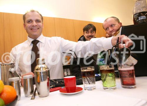 (C) fotodienst/Anna Rauchenberger - Wien, 19.3.2009 - Jura Österreich lud zu außerordentlichen Sternstunden des Kaffees in die 'Laterne' der Wiener URANIA ein und präsentierte die neue Signatur-Line des Unternehmens, Kaffee-Vollautomaten, die Technik, Design, Genuss und Luxus vereinen. Ein Barista Profi-Kaffee-Sommelier zeigte professionelle  Zubereitung von Kaffee. FOTO: Daniel Heininger, Profi-Kaffee-Sommelier