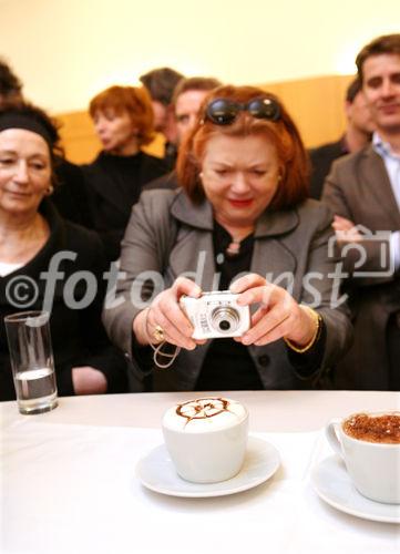 (C) fotodienst/Anna Rauchenberger - Wien, 19.3.2009 - Jura Österreich lud zu außerordentlichen Sternstunden des Kaffees in die 'Laterne' der Wiener URANIA ein und präsentierte die neue Signatur-Line des Unternehmens, Kaffee-Vollautomaten, die Technik, Design, Genuss und Luxus vereinen. Ein Barista Profi-Kaffee-Sommelier zeigte professionelle  Zubereitung von Kaffee.