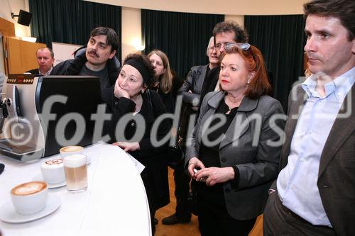 (C) fotodienst/Anna Rauchenberger - Wien, 19.3.2009 - Jura Österreich lud zu außerordentlichen Sternstunden des Kaffees in die 'Laterne' der Wiener URANIA ein und präsentierte die neue Signatur-Line des Unternehmens, Kaffee-Vollautomaten, die Technik, Design, Genuss und Luxus vereinen. Ein Barista Profi-Kaffee-Sommelier zeigte professionelle  Zubereitung von Kaffee.