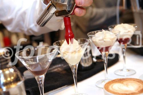 (C) fotodienst/Anna Rauchenberger - Wien, 19.3.2009 - Jura Österreich lud zu außerordentlichen Sternstunden des Kaffees in die 'Laterne' der Wiener URANIA ein und präsentierte die neue Signatur-Line des Unternehmens, Kaffee-Vollautomaten, die Technik, Design, Genuss und Luxus vereinen. Ein Barista Profi-Kaffee-Sommelier zeigte professionelle  Zubereitung von Kaffee.