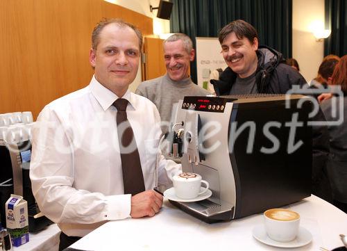 (C) fotodienst/Anna Rauchenberger - Wien, 19.3.2009 - Jura Österreich lud zu außerordentlichen Sternstunden des Kaffees in die 'Laterne' der Wiener URANIA ein und präsentierte die neue Signatur-Line des Unternehmens, Kaffee-Vollautomaten, die Technik, Design, Genuss und Luxus vereinen. Ein Barista Profi-Kaffee-Sommelier zeigte professionelle  Zubereitung von Kaffee. FOTO: Daniel Heininger, Profi-Kaffee-Sommelier