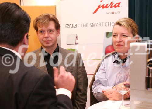 (C) fotodienst/Anna Rauchenberger - Wien, 19.3.2009 - Jura Österreich lud zu außerordentlichen Sternstunden des Kaffees in die 'Laterne' der Wiener URANIA ein und präsentierte die neue Signatur-Line des Unternehmens, Kaffee-Vollautomaten, die Technik, Design, Genuss und Luxus vereinen. Ein Barista Profi-Kaffee-Sommelier zeigte professionelle  Zubereitung von Kaffee.