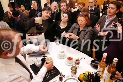 (C) fotodienst/Anna Rauchenberger - Wien, 19.3.2009 - Jura Österreich lud zu außerordentlichen Sternstunden des Kaffees in die 'Laterne' der Wiener URANIA ein und präsentierte die neue Signatur-Line des Unternehmens, Kaffee-Vollautomaten, die Technik, Design, Genuss und Luxus vereinen. FOTO: Daniel Heininger, Profi-Kaffee-Sommelier, zeigt professionelle  Zubereitung von Kaffee