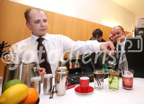 (C) fotodienst/Anna Rauchenberger - Wien, 19.3.2009 - Jura Österreich lud zu außerordentlichen Sternstunden des Kaffees in die 'Laterne' der Wiener URANIA ein und präsentierte die neue Signatur-Line des Unternehmens, Kaffee-Vollautomaten, die Technik, Design, Genuss und Luxus vereinen. Ein Barista Profi-Kaffee-Sommelier zeigte professionelle  Zubereitung von Kaffee. FOTO: Daniel Heininger, Profi-Kaffee-Sommelier