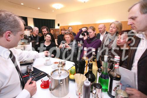 (C) fotodienst/Anna Rauchenberger - Wien, 19.3.2009 - Jura Österreich lud zu außerordentlichen Sternstunden des Kaffees in die 'Laterne' der Wiener URANIA ein und präsentierte die neue Signatur-Line des Unternehmens, Kaffee-Vollautomaten, die Technik, Design, Genuss und Luxus vereinen. FOTO: Daniel Heininger, Profi-Kaffee-Sommelier, zeigt professionelle  Zubereitung von Kaffee