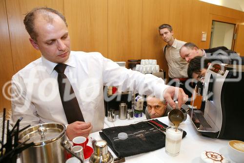 (C) fotodienst/Anna Rauchenberger - Wien, 19.3.2009 - Jura Österreich lud zu außerordentlichen Sternstunden des Kaffees in die 'Laterne' der Wiener URANIA ein und präsentierte die neue Signatur-Line des Unternehmens, Kaffee-Vollautomaten, die Technik, Design, Genuss und Luxus vereinen. Ein Barista Profi-Kaffee-Sommelier zeigte professionelle  Zubereitung von Kaffee.