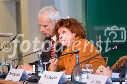 PROF. DR. DIETER STURMA (Direktor des Instituts für Wissenschaft und 
Ethik in Bonn), ULLA BURCHARDT, MdB (Vorsitzende des Ausschusses für Bildung, For-
schung und Technikfolgenabschätzung des Deutschen Bundestages, SPD)