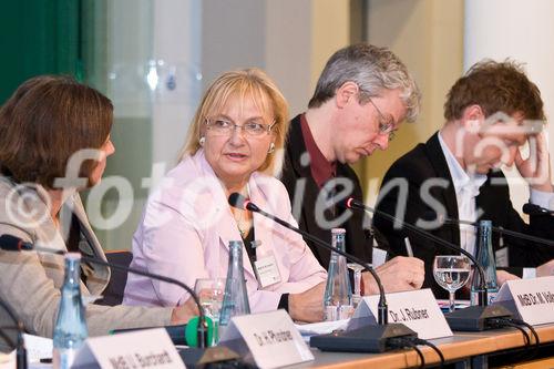 DR. JEANNE RUBNER (Süddeutsche Zeitung), DR. MARLIES VOLKMER, MdB (Gesundheitspolitische Sprecherin der SPD-Bundestagsfraktion), DR. MED. AXEL MEEßEN (Leiter Abteilung Medizin im GKV Spitzenver-band), MICHAEL KRETSCHMER, MdB (Forschungspolitischer Sprecher der CDU/CSU-Bundestagsfraktion, Berichterstatter Gesundheitsforschung)