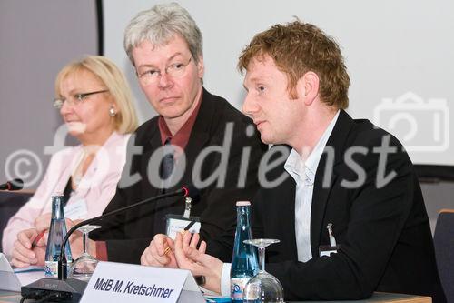 v.r.n.l.: MICHAEL KRETSCHMER, MdB (Forschungspolitischer Sprecher der 
CDU/CSU-Bundestagsfraktion, Berichterstatter Gesundheitsforschung), DR. MED. AXEL MEEßEN (Leiter Abteilung Medizin im GKV Spitzenver-
band), DR. MARLIES VOLKMER, MdB (Gesundheitspolitische Sprecherin der 
SPD-Bundestagsfraktion)