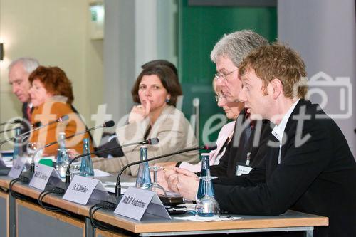 MICHAEL KRETSCHMER, MdB (Forschungspolitischer Sprecher der 
CDU/CSU-Bundestagsfraktion, Berichterstatter Gesundheitsforschung), DR. MED. AXEL MEEßEN (Leiter Abteilung Medizin im GKV Spitzenver-
band)