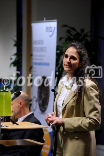 Inits Business Talk: Der Weg zum erfolgreichen Franchising! Der Business Talk gibt Jungunternehmern und Gründungsinteressierten einen Einblick in den Erfahrungsschatz erfolgreicher Unternehmer. Doris und Gabor Rose vom Modelabel Jones brachten den Besuchern das Erfolgskonzept des Franchisesystem näher. Anhand von praktischen Erfahrungen wurden Risiken und Chancen dieses Vertriebssystems aufgezeigt. Der Auftritt des erfolgreichen Unternehmer Ehepaars Doris und Gabor Rose, beide Geschäftsführer der Rose KG, hinterließ bei den Besuchern des INiTS Business Talk sichtlich einen Eindruck. Unter dem erfolgreichen Modelabel Jones verbirgt sich eine faszinierende Unternehmens(familien)geschichte in der angehenden 3. Generation. Durch das etablierte Franchisesystem ist es Jones gelungen mittlerweile 90 erfolgreiche Stores zu führen. „Die Summe der Teile schafft Synergieeffekte“, so der Geschäftsführer Gabor Rose, „Ganz besonders ist auf eine strenge Einhaltung unseres Franchisehandbuchs zu achten!“, fügt Gabor Rose an. Das System bringt für Franchisenehmer als auch -geber überwiegend Vorteile. Wichtig ist es darauf zu achten, dass die Marke bei den Vertriebspartnern auch gelebt wird. Deren Engagement trägt zum Erfolg bei. Nicht jeder Schritt der Expansion war mit Erfolg gekrönt. Vor allem bei der Internationalisierung kann es mitunter zu Problemen kommen, welchen eine Marke gegenübersteht. Von kulturellen bis rechtlichen Hürden wußten die beiden Geschäftsführer zu erzählen. Im Bild: Dr. Irene Fialka (Inits). 