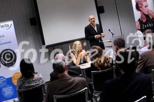 Inits Business Talk: Der Weg zum erfolgreichen Franchising! Der Business Talk gibt Jungunternehmern und Gründungsinteressierten einen Einblick in den Erfahrungsschatz erfolgreicher Unternehmer. Doris und Gabor Rose vom Modelabel Jones brachten den Besuchern das Erfolgskonzept des Franchisesystem näher. Anhand von praktischen Erfahrungen wurden Risiken und Chancen dieses Vertriebssystems aufgezeigt. Der Auftritt des erfolgreichen Unternehmer Ehepaars Doris und Gabor Rose, beide Geschäftsführer der Rose KG, hinterließ bei den Besuchern des INiTS Business Talk sichtlich einen Eindruck. Unter dem erfolgreichen Modelabel Jones verbirgt sich eine faszinierende Unternehmens(familien)geschichte in der angehenden 3. Generation. Durch das etablierte Franchisesystem ist es Jones gelungen mittlerweile 90 erfolgreiche Stores zu führen. „Die Summe der Teile schafft Synergieeffekte“, so der Geschäftsführer Gabor Rose, „Ganz besonders ist auf eine strenge Einhaltung unseres Franchisehandbuchs zu achten!“, fügt Gabor Rose an. Das System bringt für Franchisenehmer als auch -geber überwiegend Vorteile. Wichtig ist es darauf zu achten, dass die Marke bei den Vertriebspartnern auch gelebt wird. Deren Engagement trägt zum Erfolg bei. Nicht jeder Schritt der Expansion war mit Erfolg gekrönt. Vor allem bei der Internationalisierung kann es mitunter zu Problemen kommen, welchen eine Marke gegenübersteht. Von kulturellen bis rechtlichen Hürden wußten die beiden Geschäftsführer zu erzählen. Im Bild: Mag. Gabor Rose (Magda Rose KG).