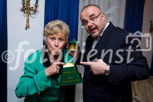 c) fotodienst / Johannes Brunnbauer | Preisübergabe Waltraut Haas erhält BEST AGER AWARD 2009 von Naturavitalis bei sich zu Hause in Wien? Foto: Waltraud Haas und Alois Gmeiner