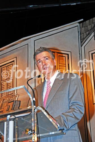 (C)fotodienst/Matthias Hartmann - Hamburg 05.12.2008 -
FOTO: Der Geschäftsführer von Natura Vitalis, Frank Felte, bei seiner Laudatio anlässlich der Verleihung des ersten Best Ager Awards, der von der Natura Vitalis ausgelobt wurde. In einer Onlinebefragung erhielt Johannes Heesters die Stimmen von 10000 Frauen.  