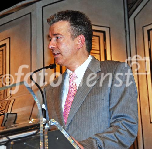 (C)fotodienst/Matthias Hartmann - Hamburg 05.12.2008 -
FOTO: Der Geschäftsführer von Natura Vitalis, Frank Felte, bei seiner Laudatio anlässlich der Verleihung des ersten Best Ager Awards, der von der Natura Vitalis ausgelobt wurde. In einer Onlinebefragung erhielt Johannes Heesters die Stimmen von 10000 Frauen.  