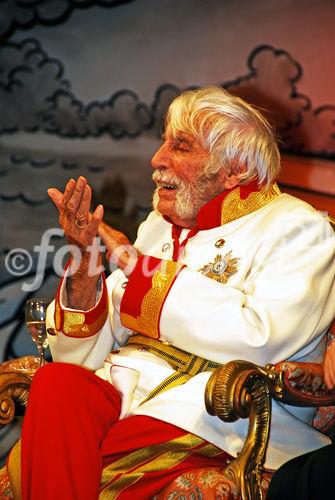 (C)fotodienst/Matthias Hartmann - Hamburg 05.12.2008 -
FOTO: Johannes Heesters erfreut sich an der Darbietungen der holländischen a-capella Gruppe.