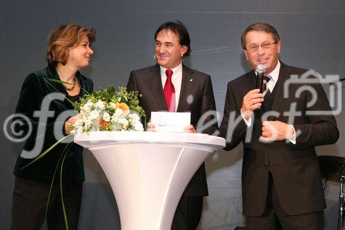 (C) fotodienst/Anna Rauchenberger - Wien, 20.3.2009 - Heute feierte die KBA-Mödling AG in Anwesenheit hochrangiger Ehrengäste aus Politik und Wirtschaft sowie führender Repräsentanten der deutschen Muttergesellschaft Koenig & Bauer AG (KBA) ihr 160-jähriges Firmenjubiläum im Technischen Museum Wien. Gleichzeitig wurde auch ein Führungswechsel gefeiert. FOTO v.l.: Dr. Gabriele Zuna-Kratky, Direktorin des Technischen Museum Wien, Dr. Roman Szeliga, Moderation, Vorstandsvorsitzendem KommR Wolfgang Schischek, KBA-Mödling