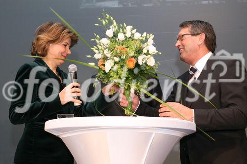 (C) fotodienst/Anna Rauchenberger - Wien, 20.3.2009 - Heute feierte die KBA-Mödling AG in Anwesenheit hochrangiger Ehrengäste aus Politik und Wirtschaft sowie führender Repräsentanten der deutschen Muttergesellschaft Koenig & Bauer AG (KBA) ihr 160-jähriges Firmenjubiläum im Technischen Museum Wien. Gleichzeitig wurde auch ein Führungswechsel gefeiert. FOTO v.l.: Dr. Gabriele Zuna-Kratky, Direktorin des Technischen Museum Wien, Vorstandsvorsitzender KommR Wolfgang Schischek, KBA-Mödling