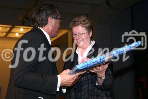 (C) fotodienst/Anna Rauchenberger - Wien, 20.3.2009 - Heute feierte die KBA-Mödling AG in Anwesenheit hochrangiger Ehrengäste aus Politik und Wirtschaft sowie führender Repräsentanten der deutschen Muttergesellschaft Koenig & Bauer AG (KBA) ihr 160-jähriges Firmenjubiläum im Technischen Museum Wien. Gleichzeitig wurde auch ein Führungswechsel gefeiert. FOTO: Vorstandsvorsitzende KommR Wolfgang Schischek, KBA-Mödling, Traude Obner, Bürgermeisterin von Maria Enzersdorf