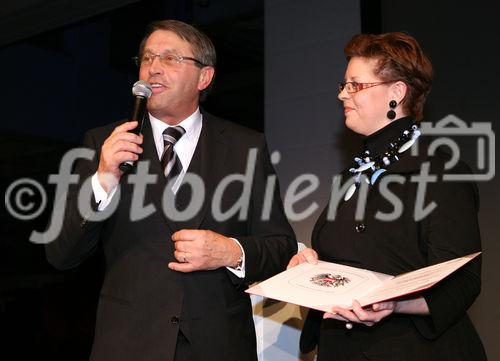 (C) fotodienst/Anna Rauchenberger - Wien, 20.3.2009 - Heute feierte die KBA-Mödling AG in Anwesenheit hochrangiger Ehrengäste aus Politik und Wirtschaft sowie führender Repräsentanten der deutschen Muttergesellschaft Koenig & Bauer AG (KBA) ihr 160-jähriges Firmenjubiläum im Technischen Museum Wien. Gleichzeitig wurde auch ein Führungswechsel gefeiert. FOTO: Christine Marek, Staatssekretärin im BMWFJ, überreicht dem Vorstandsvorsitzenden KommR Wolfgang Schischek, KBA-Mödling, das Große Silberne Ehrenzeichen für Verdienste um die Republik Österreich