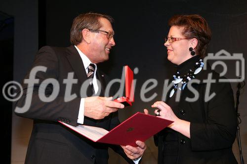 (C) fotodienst/Anna Rauchenberger - Wien, 20.3.2009 - Heute feierte die KBA-Mödling AG in Anwesenheit hochrangiger Ehrengäste aus Politik und Wirtschaft sowie führender Repräsentanten der deutschen Muttergesellschaft Koenig & Bauer AG (KBA) ihr 160-jähriges Firmenjubiläum im Technischen Museum Wien. Gleichzeitig wurde auch ein Führungswechsel gefeiert. FOTO: Christine Marek, Staatssekretärin im BMWFJ, überreicht dem Vorstandsvorsitzenden KommR Wolfgang Schischek, KBA-Mödling, das Große Silberne Ehrenzeichen für Verdienste um die Republik Österreich
