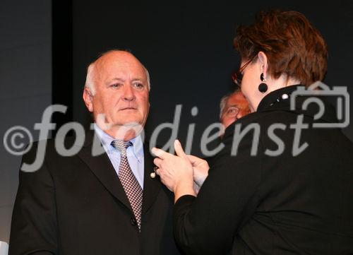 (C) fotodienst/Anna Rauchenberger - Wien, 20.3.2009 - Heute feierte die KBA-Mödling AG ihr 160-jähriges Firmenjubiläum im Technischen Museum Wien. Gleichzeitig wurde auch ein Führungswechsel gefeiert. FOTO: Rudolf Hundstorfer, BM für Soziales und Konsumentenschutz (verdeckt) und  Christine Marek, Staatssekretärin im BMWFJ, überreichen Walter Voitle, Mitglied des Aufsichtsrates der KBA-Mödling, das Goldene Verdienstzeichen der Republick Österreich.
