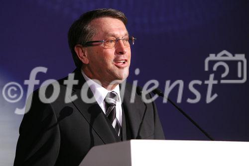 (C) fotodienst/Anna Rauchenberger - Wien, 20.3.2009 - Heute feierte die KBA-Mödling AG in Anwesenheit hochrangiger Ehrengäste aus Politik und Wirtschaft sowie führender Repräsentanten der deutschen Muttergesellschaft Koenig & Bauer AG (KBA) ihr 160-jähriges Firmenjubiläum im Technischen Museum Wien. Gleichzeitig wurde auch ein Führungswechsel gefeiert. FOTO: Vorstandsvorsitzende KommR Wolfgang Schischek (KBA-Mödling)